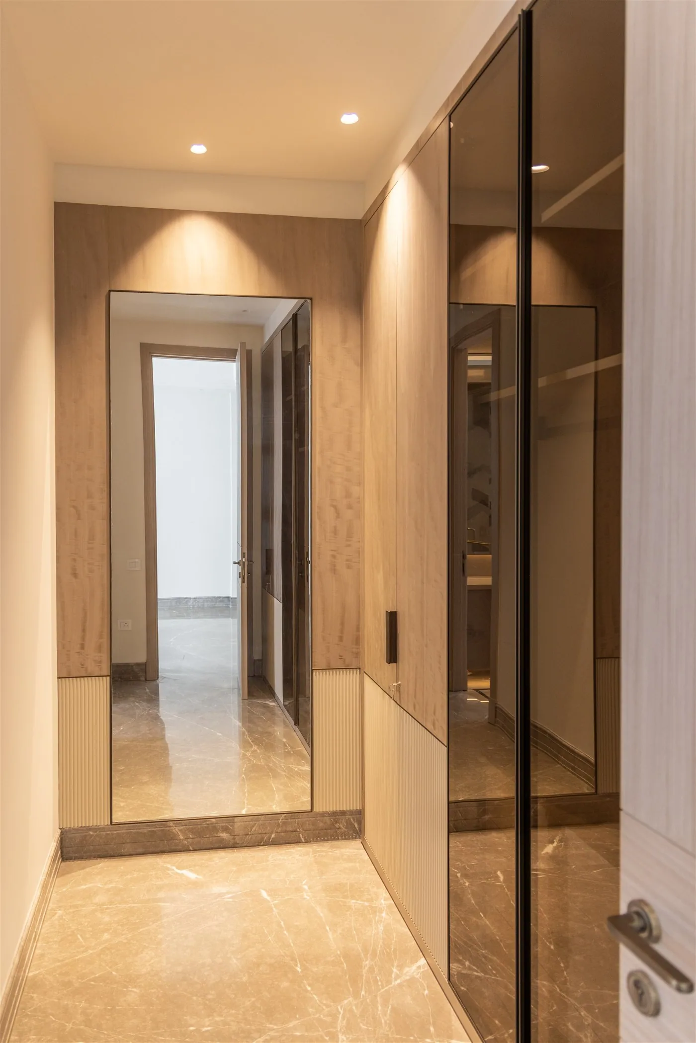 Dressing corridor with bronze-glass wardrobe — E-520, GK II